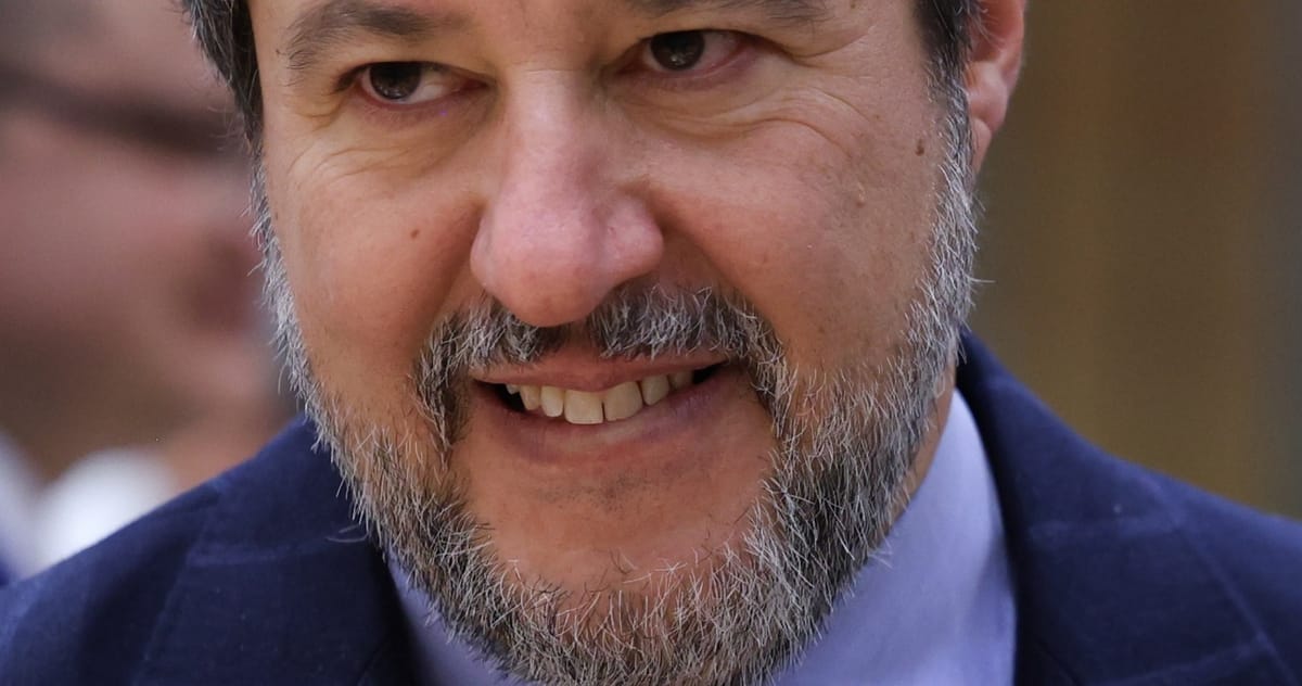 Il governo cerca di rimangiarsi il supporto per il poliziotto accusato d’omicidio