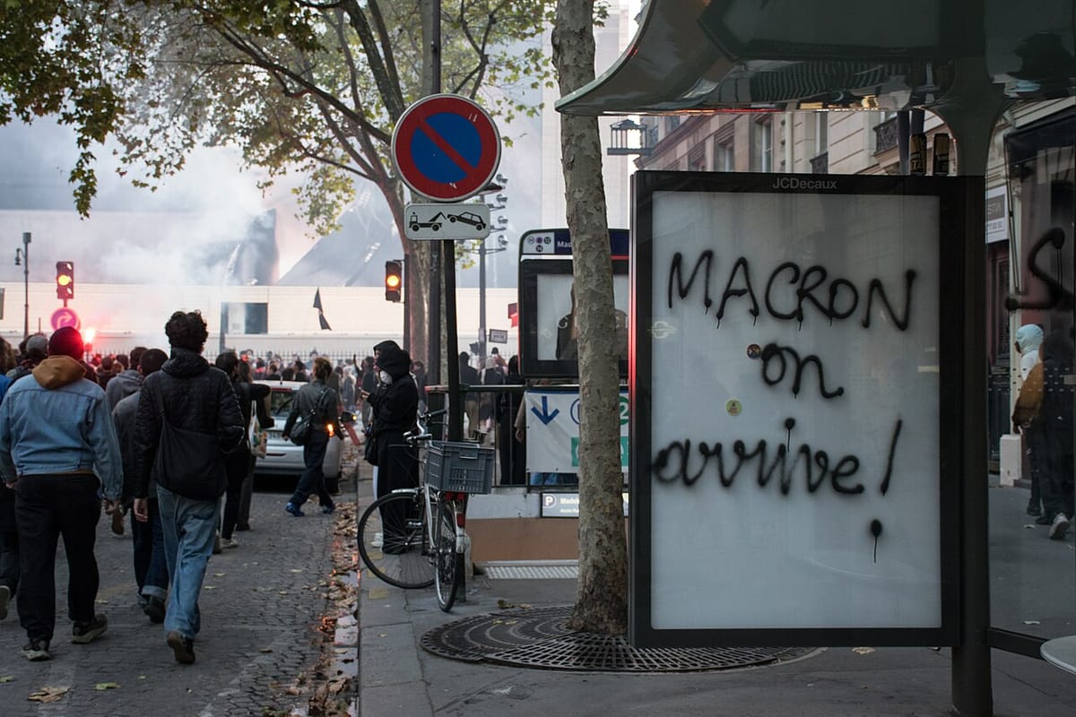 Macron vieta le proteste contro Macron
