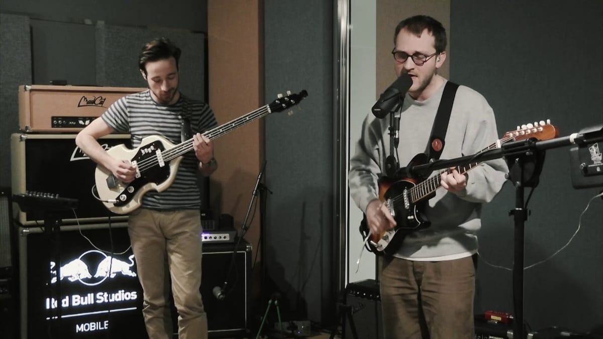 Giorgio Poi ha pubblicato il video di “Acqua Minerale”