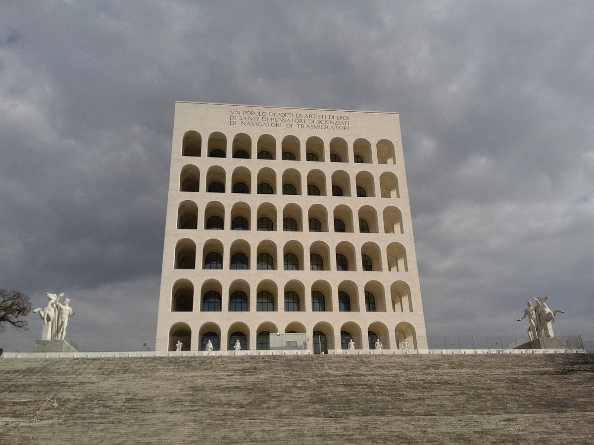 Perché ci sono ancora così tanti monumenti fascisti in Italia? Intervista con Ruth Ben-Ghiat, l’autrice dell’editoriale del New Yorker