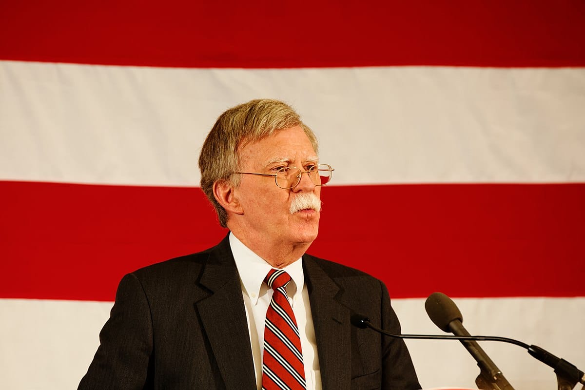 Hello, World! Dichiara guerra anche tu, con John Bolton