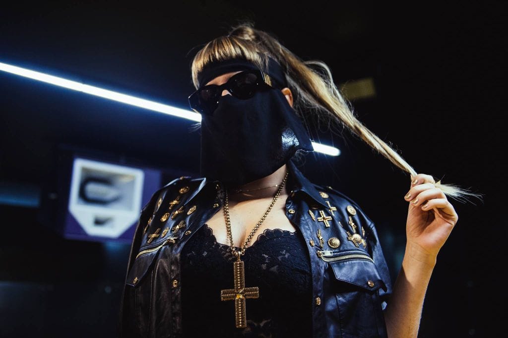 La vita in Capslock di MYSS KETA, da Porta Venezia a Parigi