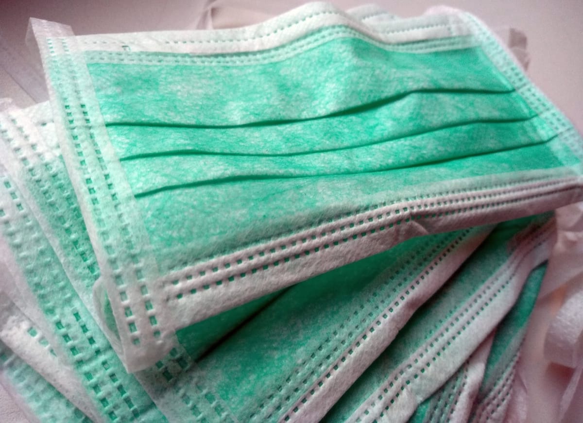 Dalla ginnastica acrobatica alla fabbrica di mascherine: la storia di un lavoratore 30enne durante il lockdown