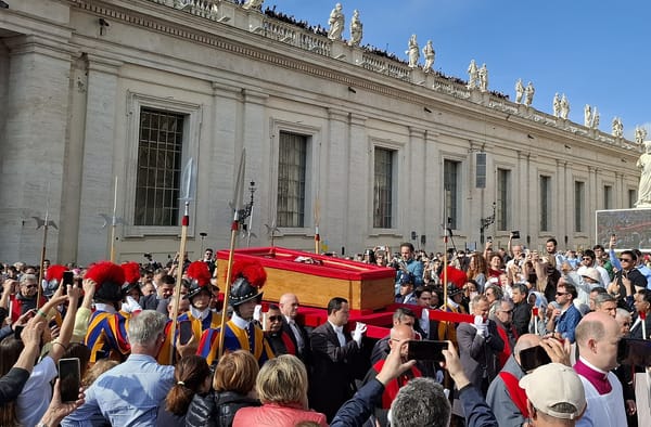 160 delegazioni, due trattative e un funerale