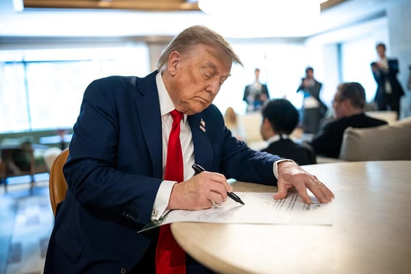 Cosa succede a rispondere alle dichiarazioni di guerra con le piaggerie