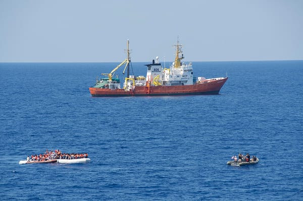 L’Europa sorride mentre le persone annegano