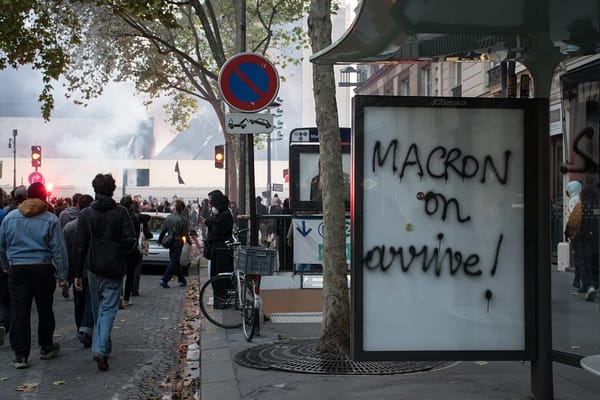 Macron vieta le proteste contro Macron