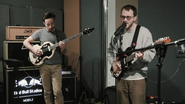 Giorgio Poi ha pubblicato il video di “Acqua Minerale”