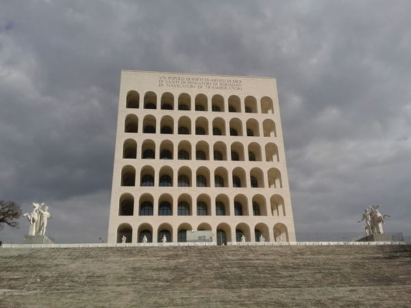 Perché ci sono ancora così tanti monumenti fascisti in Italia? Intervista con Ruth Ben-Ghiat, l’autrice dell’editoriale del New Yorker