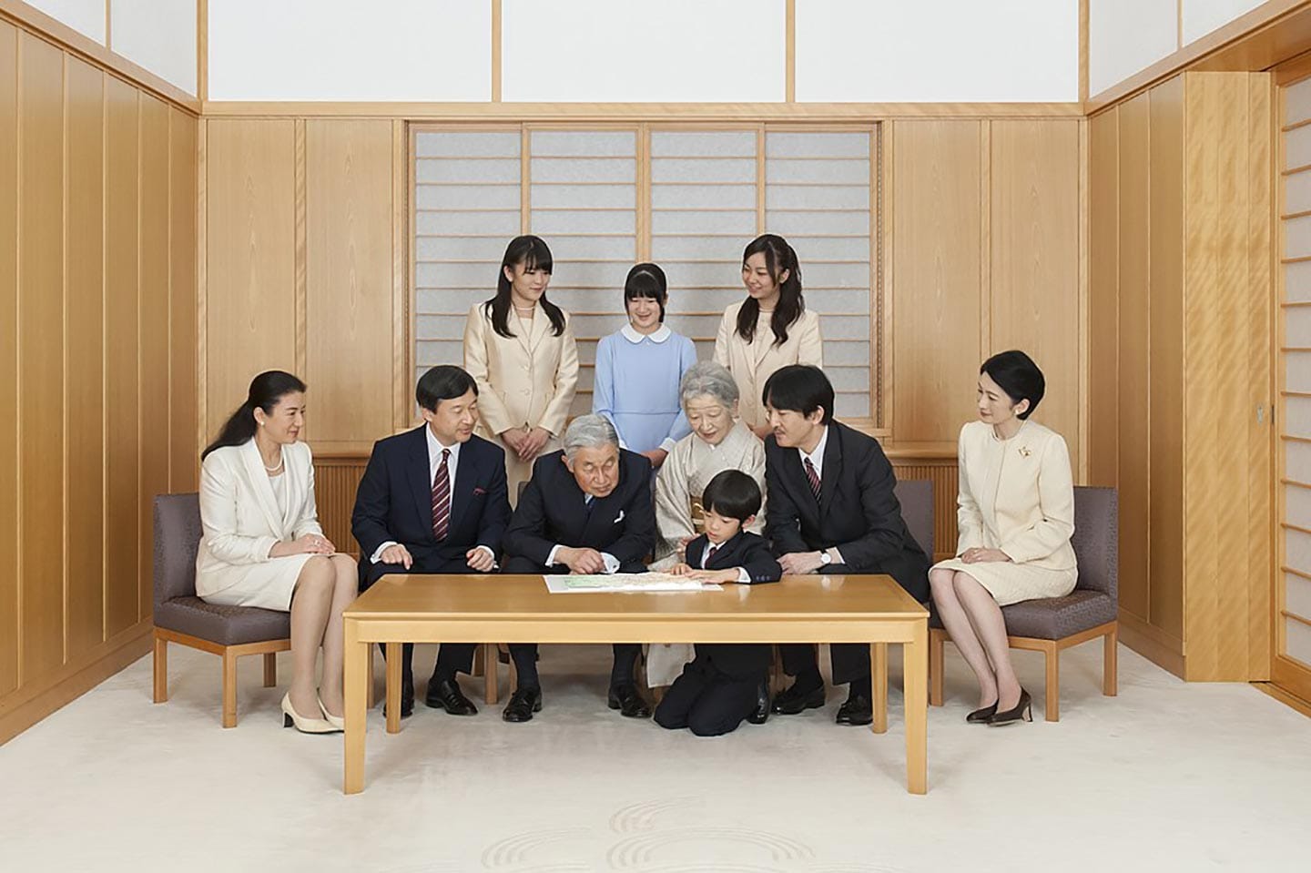 emperor_akihito_and_empress_michiko_with_the_imperial_family_november_2013