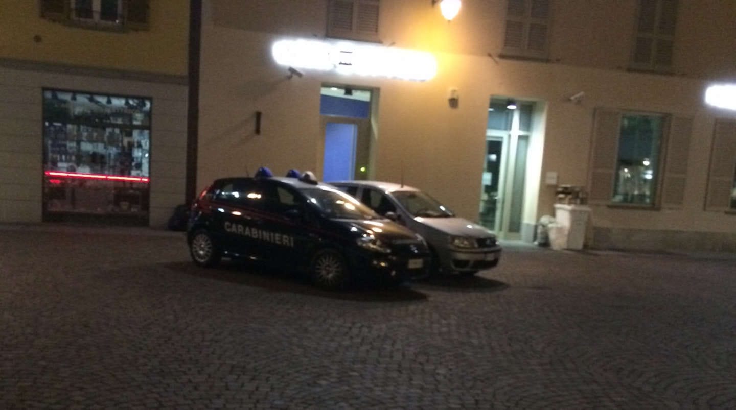 La piazza gremita di manifestanti che non vogliono far parlare il Popolo della Famiglia.