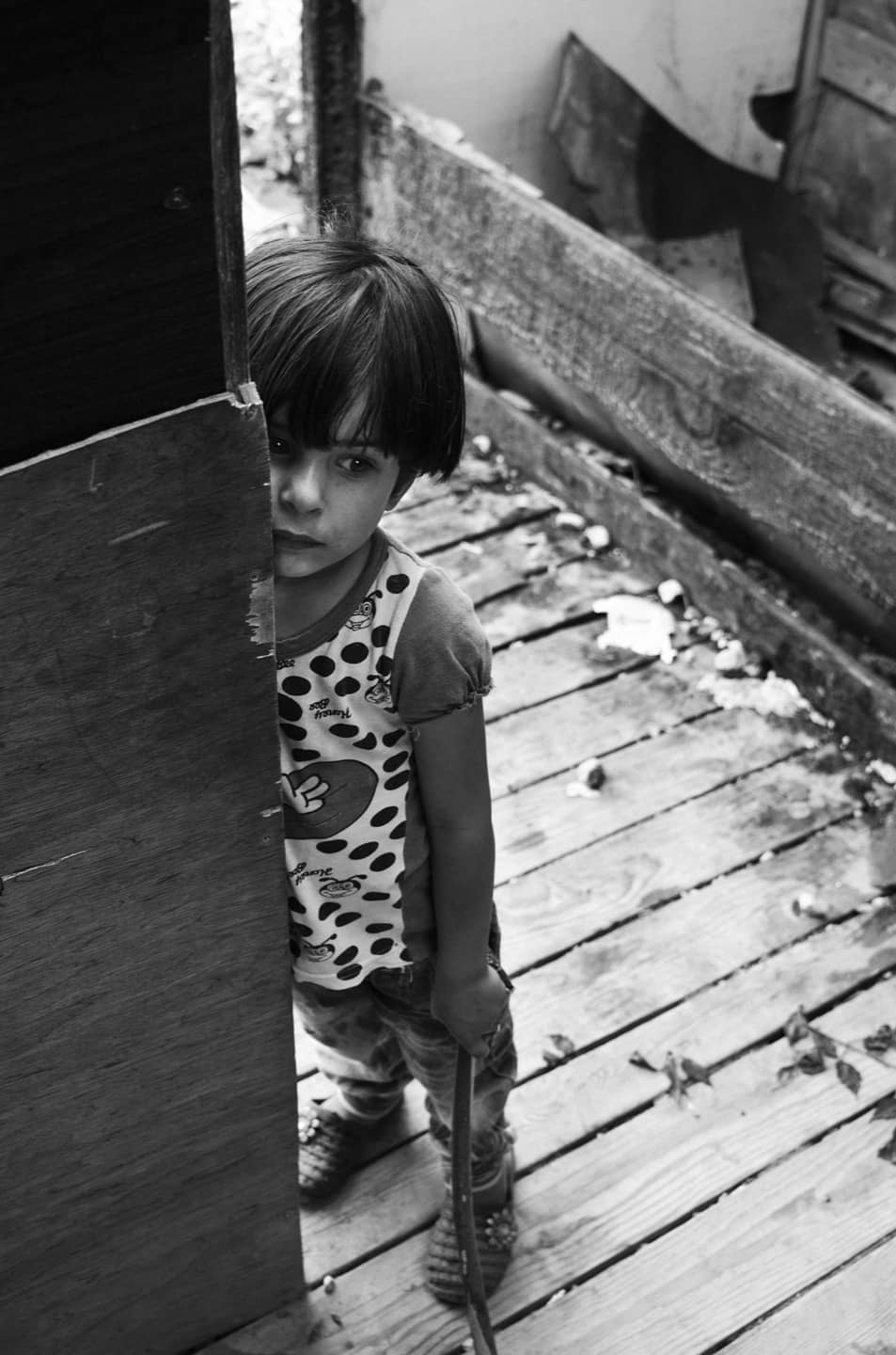 Una bambina all’ingresso della scuola interna al campo